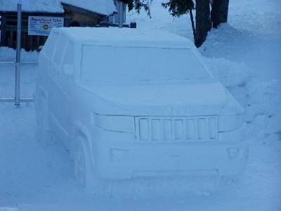 Schneeskulptur Jeep