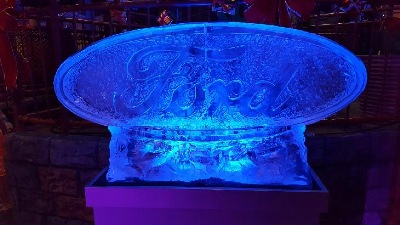 Eisskulptur Ford Logo