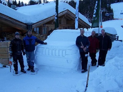Schneeskulptur Jeep